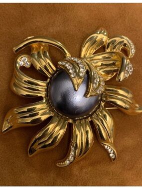 Jackie Orr Vintage Gold Floral Brooch with Gray Pearl